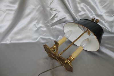 Lampada di transizione Luigi XV-Luigi XVI a 2 luci in bronzo a forma di bottiglia d'acqua calda, XX secolo