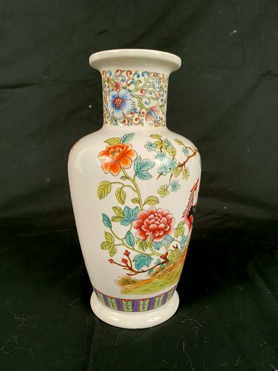 Cina, vaso in porcellana decorato con pavoni e fiori