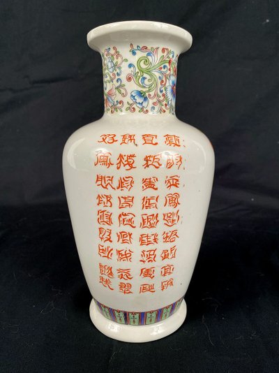 Cina, vaso in porcellana decorato con pavoni e fiori