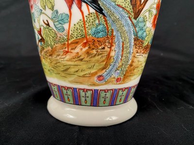 Cina, vaso in porcellana decorato con pavoni e fiori