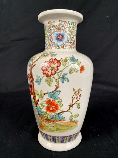 Cina, vaso in porcellana decorato con pavoni e fiori