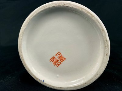Cina, vaso in porcellana decorato con pavoni e fiori