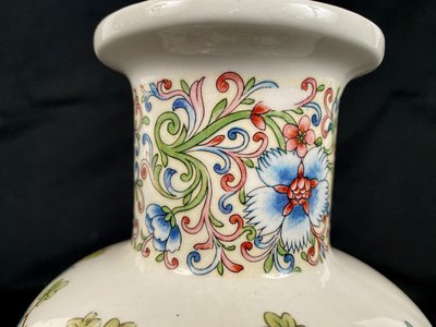 Cina, vaso in porcellana decorato con pavoni e fiori