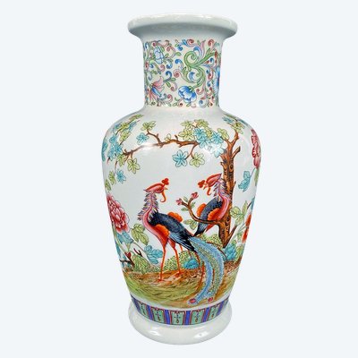 Cina, vaso in porcellana decorato con pavoni e fiori