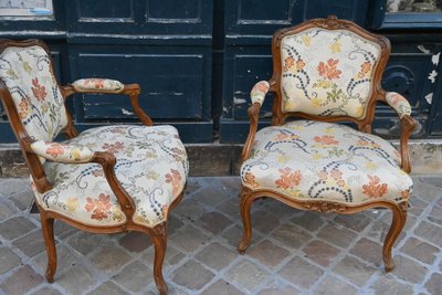 paire de fauteuils cabriolets d époque Louis XV estampillés de Meunier