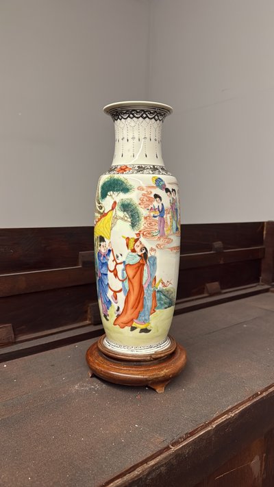 Chinese Qing dynasty porcelain vase, 20th century, 38x15cm