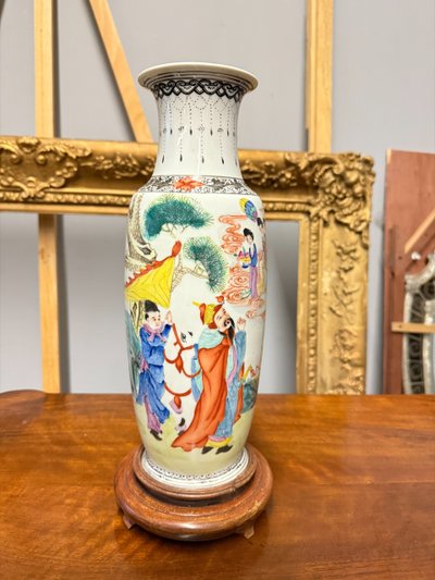 Chinese Qing dynasty porcelain vase, 20th century, 38x15cm