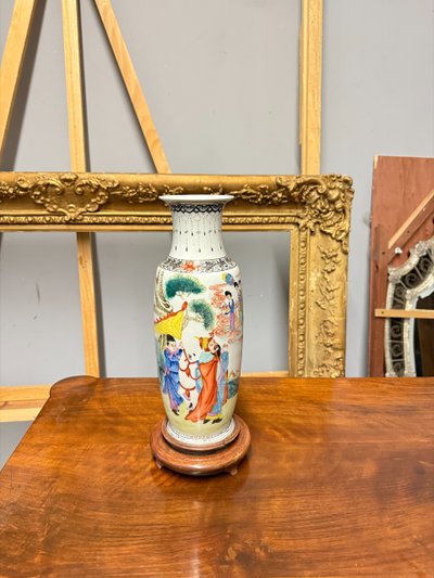 Chinese Qing dynasty porcelain vase, 20th century, 38x15cm