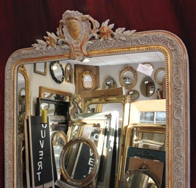 107 x 173 cm Napoleon III pearled mirror, Louis XV-style pediment décor, gold leaf and patina