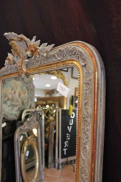 107 x 173 cm Napoleon III pearled mirror, Louis XV-style pediment décor, gold leaf and patina
