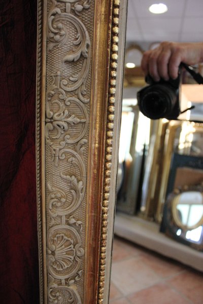107 x 173 cm Napoleon III pearled mirror, Louis XV-style pediment décor, gold leaf and patina