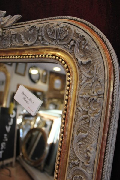 107 x 173 cm Napoleon III pearled mirror, Louis XV-style pediment décor, gold leaf and patina