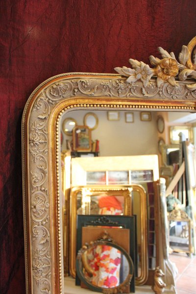 107 x 173 cm Napoleon III pearled mirror, Louis XV-style pediment décor, gold leaf and patina