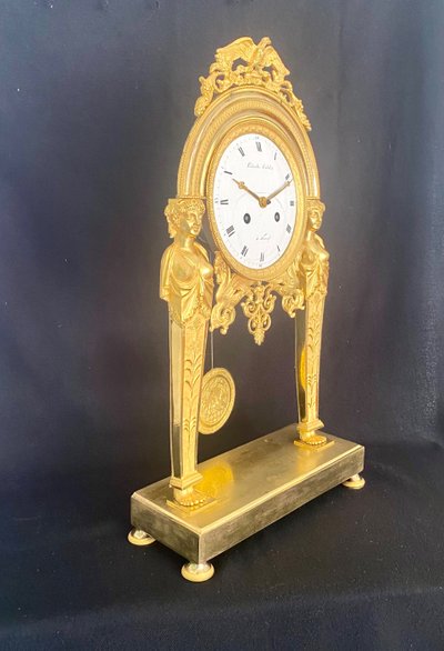 ManteL CLOCK with chiseled and gilded bronze caryatids, empire period