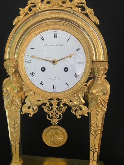 ManteL CLOCK with chiseled and gilded bronze caryatids, empire period
