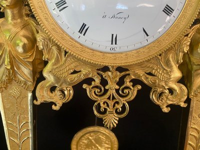 ManteL CLOCK with chiseled and gilded bronze caryatids, empire period