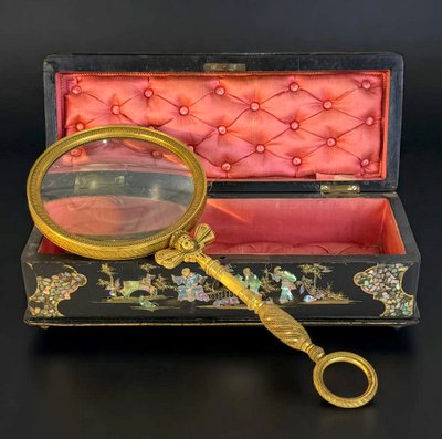 LARGE EMPIRE PERIOD MAGNIFYING GLASS IN CHASED AND GILDED BRONZE WITH WINGED FEMALE HEAD DECORATION