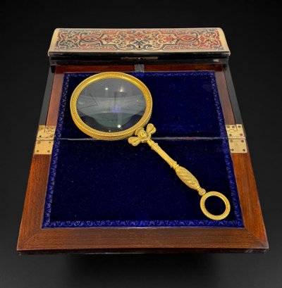 LARGE EMPIRE PERIOD MAGNIFYING GLASS IN CHASED AND GILDED BRONZE WITH WINGED FEMALE HEAD DECORATION