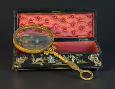 LARGE EMPIRE PERIOD MAGNIFYING GLASS IN CHASED AND GILDED BRONZE WITH WINGED FEMALE HEAD DECORATION