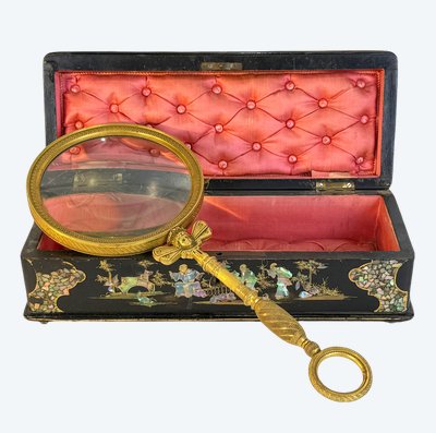 LARGE EMPIRE PERIOD MAGNIFYING GLASS IN CHASED AND GILDED BRONZE WITH WINGED FEMALE HEAD DECORATION