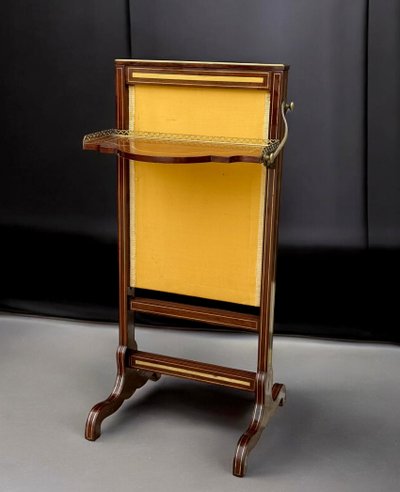 ÉCRAN DE CHEMINÉE ÉPOQUE CHARLES X EN PALISSANDRE ET FILETS DE LAITON