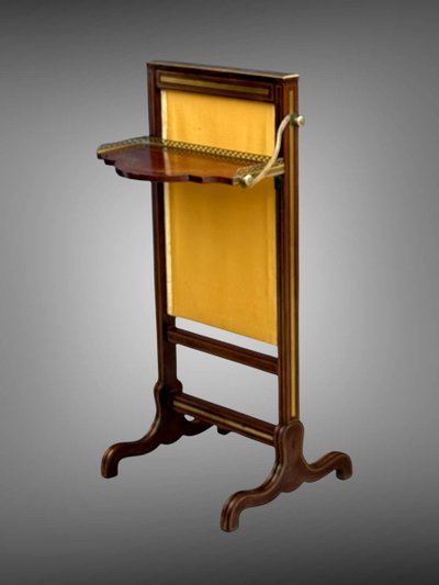 ÉCRAN DE CHEMINÉE ÉPOQUE CHARLES X EN PALISSANDRE ET FILETS DE LAITON