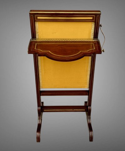 ÉCRAN DE CHEMINÉE ÉPOQUE CHARLES X EN PALISSANDRE ET FILETS DE LAITON