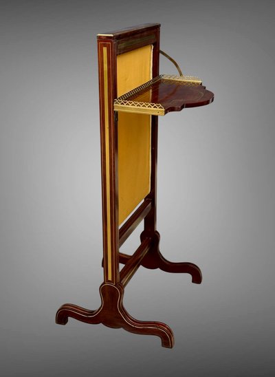 ÉCRAN DE CHEMINÉE ÉPOQUE CHARLES X EN PALISSANDRE ET FILETS DE LAITON