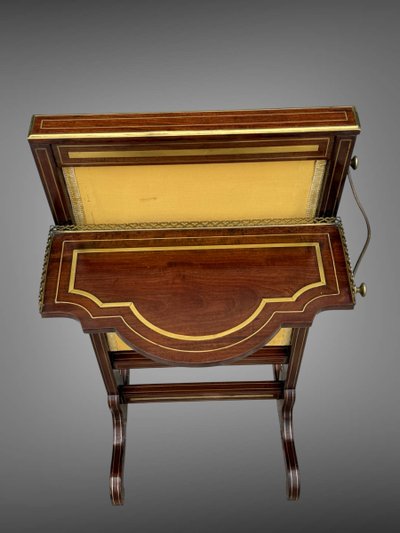 ÉCRAN DE CHEMINÉE ÉPOQUE CHARLES X EN PALISSANDRE ET FILETS DE LAITON
