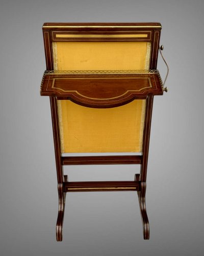 ÉCRAN DE CHEMINÉE ÉPOQUE CHARLES X EN PALISSANDRE ET FILETS DE LAITON