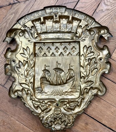 Écusson aux armoiries de la ville de Paris, réalisé pour les rames du métro Sprague Thomson
