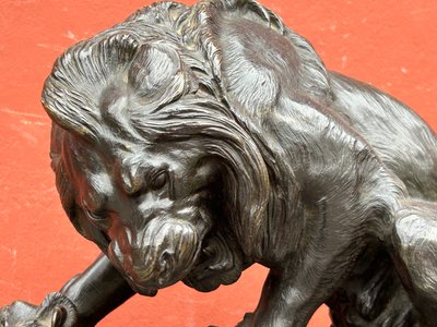 Importante bronzo Lion Au Serpent Ou Lion Des Tuileries di Antoine Louis Barye Fine XIX secolo