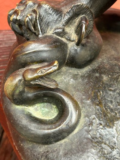 Importante bronzo Lion Au Serpent Ou Lion Des Tuileries di Antoine Louis Barye Fine XIX secolo