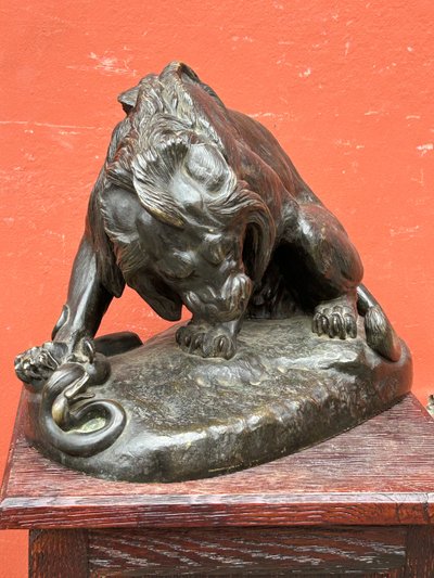 Importante bronzo Lion Au Serpent Ou Lion Des Tuileries di Antoine Louis Barye Fine XIX secolo