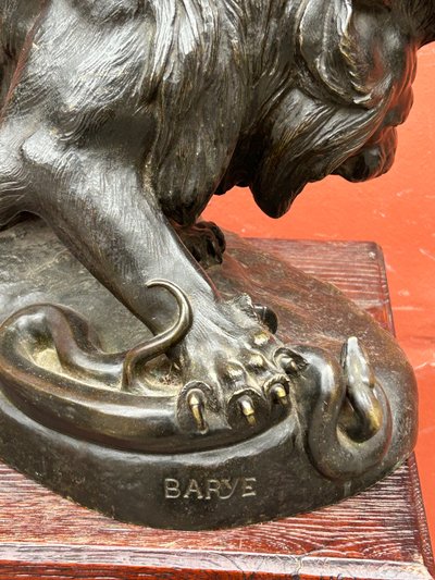 Importante bronzo Lion Au Serpent Ou Lion Des Tuileries di Antoine Louis Barye Fine XIX secolo