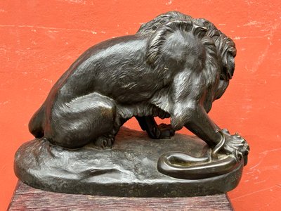 Importante bronzo Lion Au Serpent Ou Lion Des Tuileries di Antoine Louis Barye Fine XIX secolo