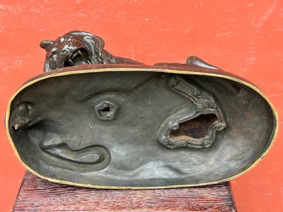 Importante bronzo Lion Au Serpent Ou Lion Des Tuileries di Antoine Louis Barye Fine XIX secolo