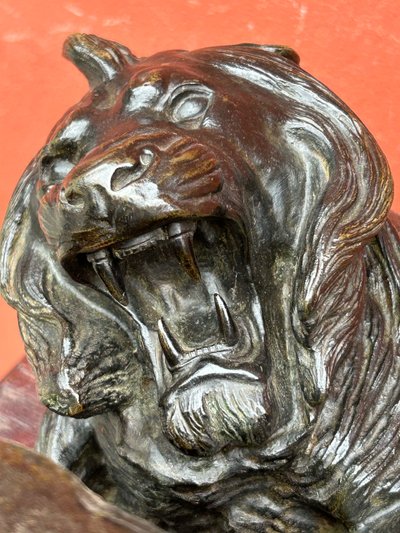 Importante bronzo Lion Au Serpent Ou Lion Des Tuileries di Antoine Louis Barye Fine XIX secolo