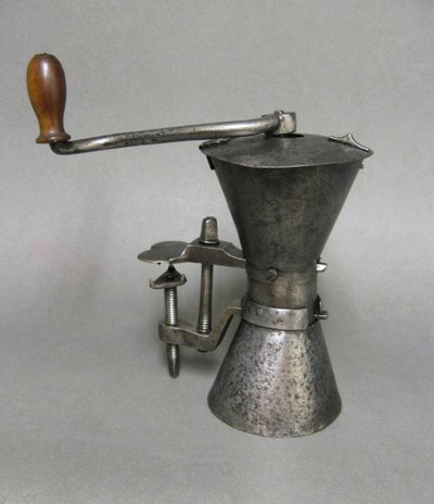 Moulin à Café En Fer Forgé de Forme Sablier XVIIe/XVIIIe.