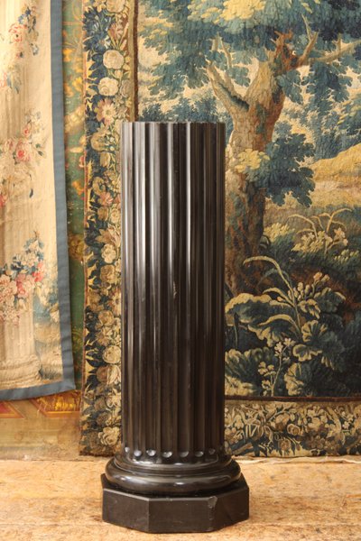 Column in scagliole imitating black marble.