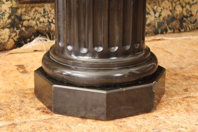 Column in scagliole imitating black marble.