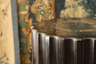 Column in scagliole imitating black marble.