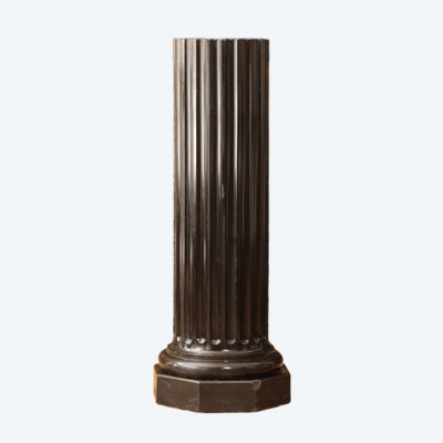 Column in scagliole imitating black marble.