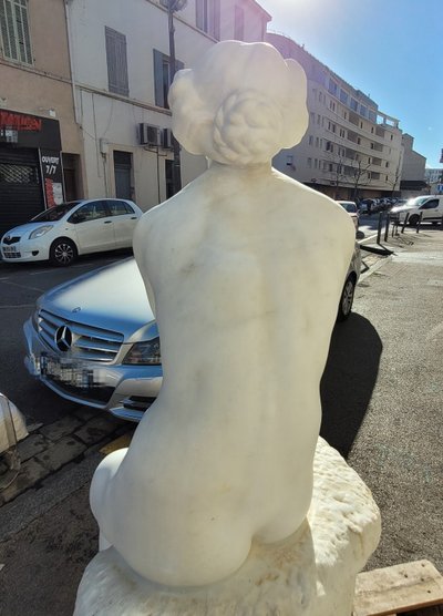 Grande bagnante su roccia, marmo bianco di grandi dimensioni (155 cm), fine XIX secolo