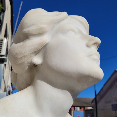 Grande bagnante su roccia, marmo bianco di grandi dimensioni (155 cm), fine XIX secolo