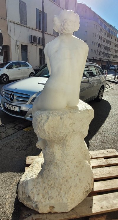 Grande bagnante su roccia, marmo bianco di grandi dimensioni (155 cm), fine XIX secolo