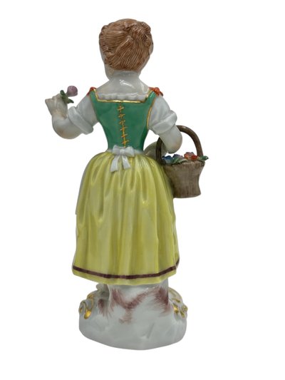 Meissen - Figurine en porcelaine d’une enfant jardinier avec un panier de fleurs