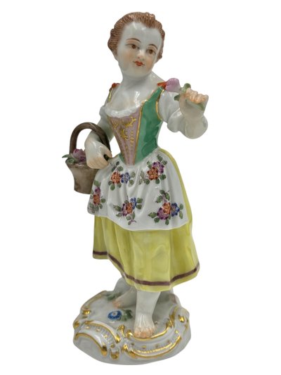 Meissen - Figurine en porcelaine d’une enfant jardinier avec un panier de fleurs
