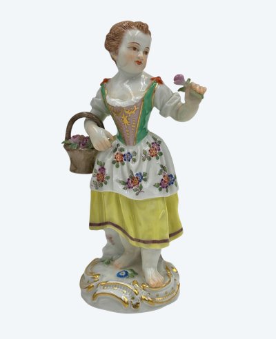 Meissen - Figurine en porcelaine d’une enfant jardinier avec un panier de fleurs