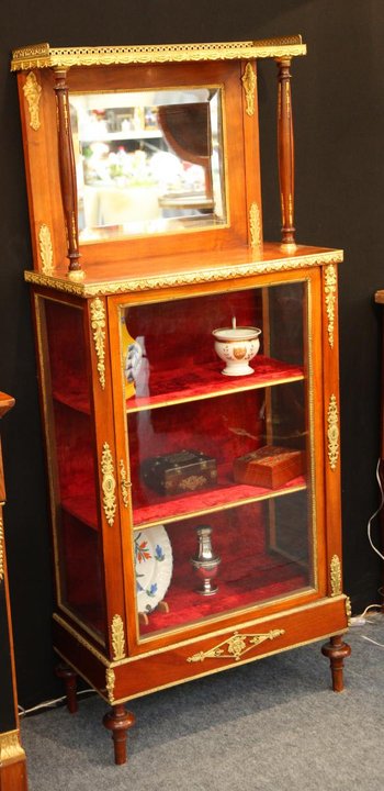 Showcase from the Empire period in mahogany and gilt bronze.